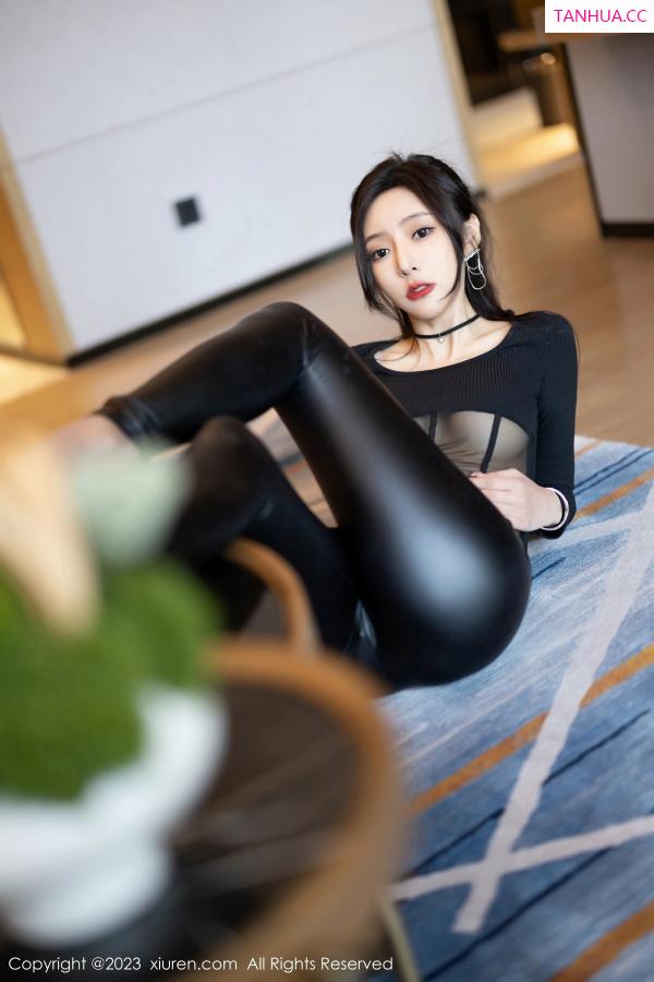 王馨瑶  [XiuRen]高清写真图 2023.04.28 No.6663 王馨瑶yanni 停车场皮裤第28张图片